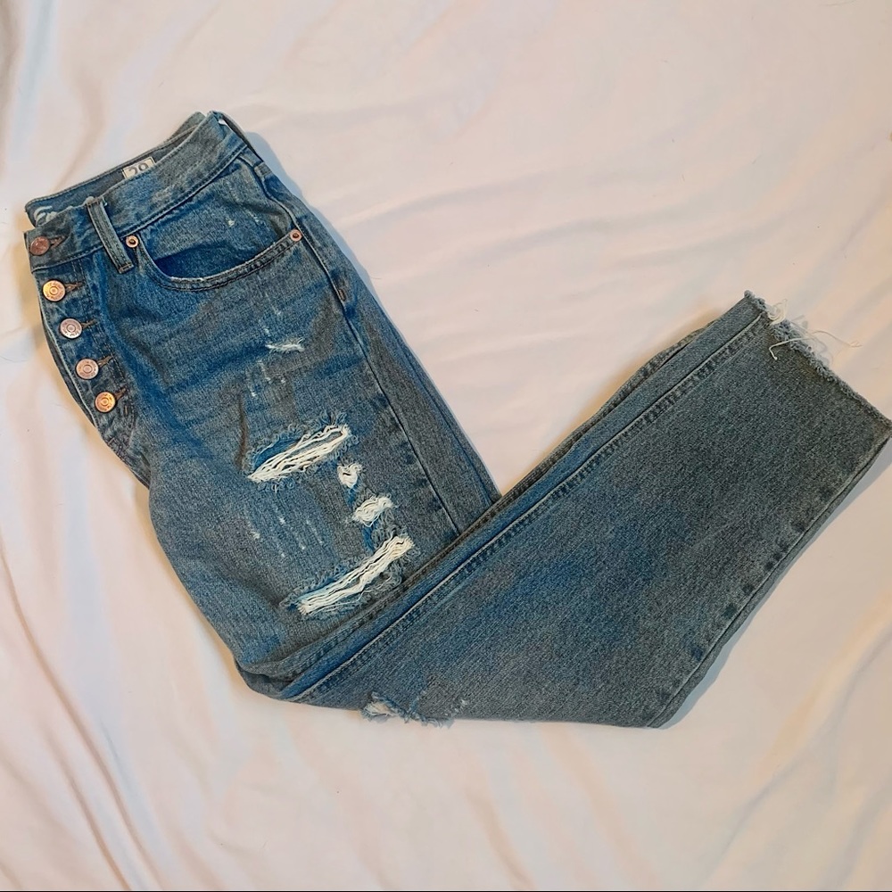 NWOT Free People “We the Free” button fly distressed jeans!